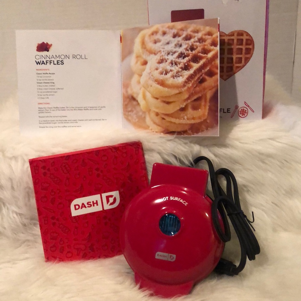 Dash Heart Mini Waffle Maker/NWT